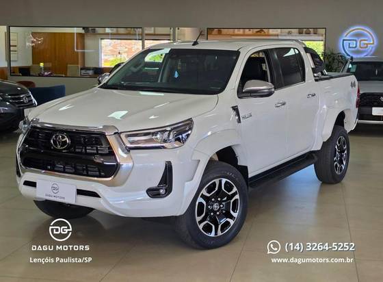 TOYOTA HILUX 2.8 D-4D TURBO DIESEL CD SRX PLUS 4X4 AUTOMÁTICO